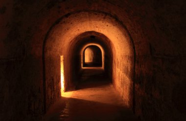 Castillo San Cristobal 'da gizli geçitler, karanlık tüneller ve kasvetli zindanlar var. Eski San Juan, Porto Riko' da bulunan geniş bir İspanyol kalesi.
