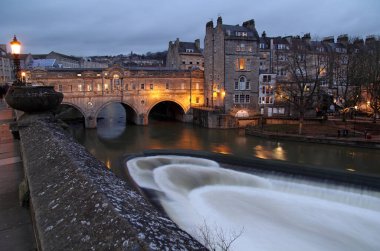 Romalılar tarafından kurulan ortaçağ şehri Bath, Avon Nehri 'nin kıyısında yer alır ve İngiltere' nin en popüler turistik merkezlerinden biridir.