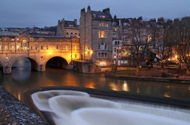 Romalılar tarafından kurulan ortaçağ şehri Bath, Avon Nehri 'nin kıyısında yer alır ve İngiltere' nin en popüler turistik merkezlerinden biridir.