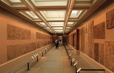 12 Mart 2020 'de Londra, İngiltere' de dünyanın dört bir yanından gelen geniş bir tarihi ve kültürel eser koleksiyonuna ev sahipliği yapan British Museum 'u ziyaret edenler ziyaret ediyor.