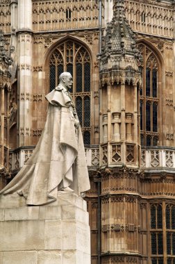 İngiltere, Londra 'da Westminster Manastırı' nın yanında Kral V. George 'un bir anıtı duruyor.