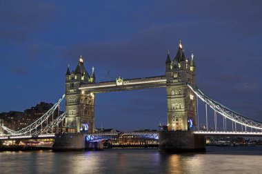 Dünyaca ünlü Londra Köprüsü 13 Mart 2020 'de Londra' nın başkenti Londra 'da bulunan Thames Nehri üzerinde nöbet tutuyor.