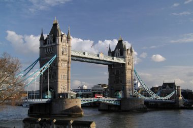 Dünyaca ünlü Londra Köprüsü 13 Mart 2020 'de Londra' nın başkenti Londra 'da bulunan Thames Nehri üzerinde nöbet tutuyor.