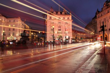 Londra şehrindeki Piccadilly Circus günlük bazda büyük miktarda trafik görüyor ve 14 Mart 2020 'de Londra, İngiltere' deki en popüler turizm merkezlerinden biridir.