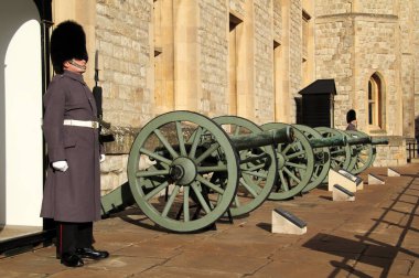 13 Mart 2020 'de Londra Kulesi' nde İngiliz Kraliyet Mücevherleri 'ni barındıran Kule Muhafızları Mücevher Evi' ni koruyor.