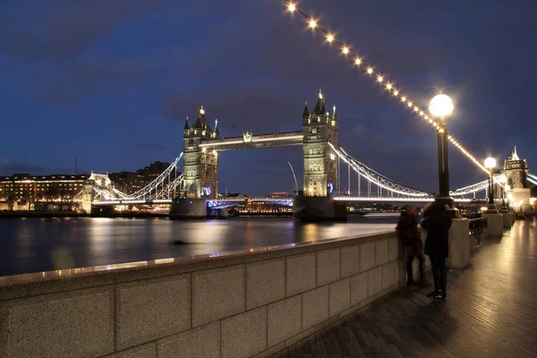Лондон Англия Марта Всемирно Известный Лондонский Мост Стоит Страже Над — стоковое фото