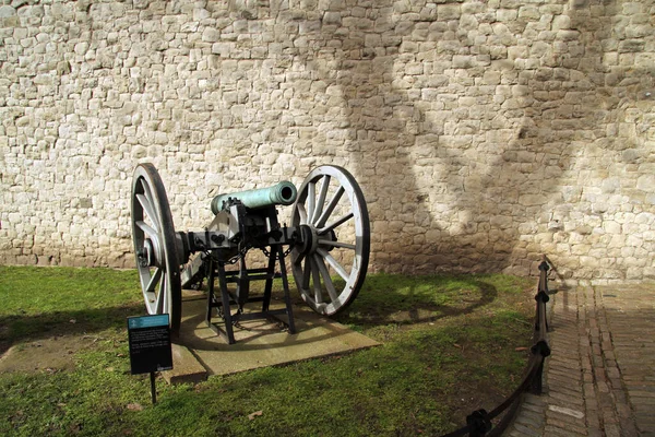 Una Pieza Histórica Artillería Encuentra Frente Los Muros Torre Londres — Foto de Stock