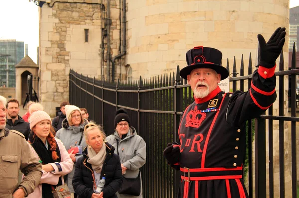 Londen Nederland Maart Een Historische Kleding Geklede Yeoman Warder Leidt — Stockfoto