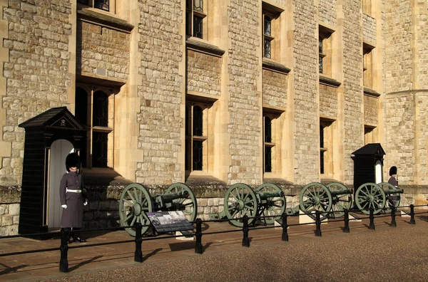 London Anglia Marca Członkowie Tower Guard Chronią Jewel House Którym — Zdjęcie stockowe