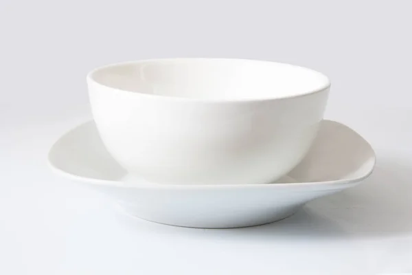 白色瓷盘和碗在白色 — 图库照片