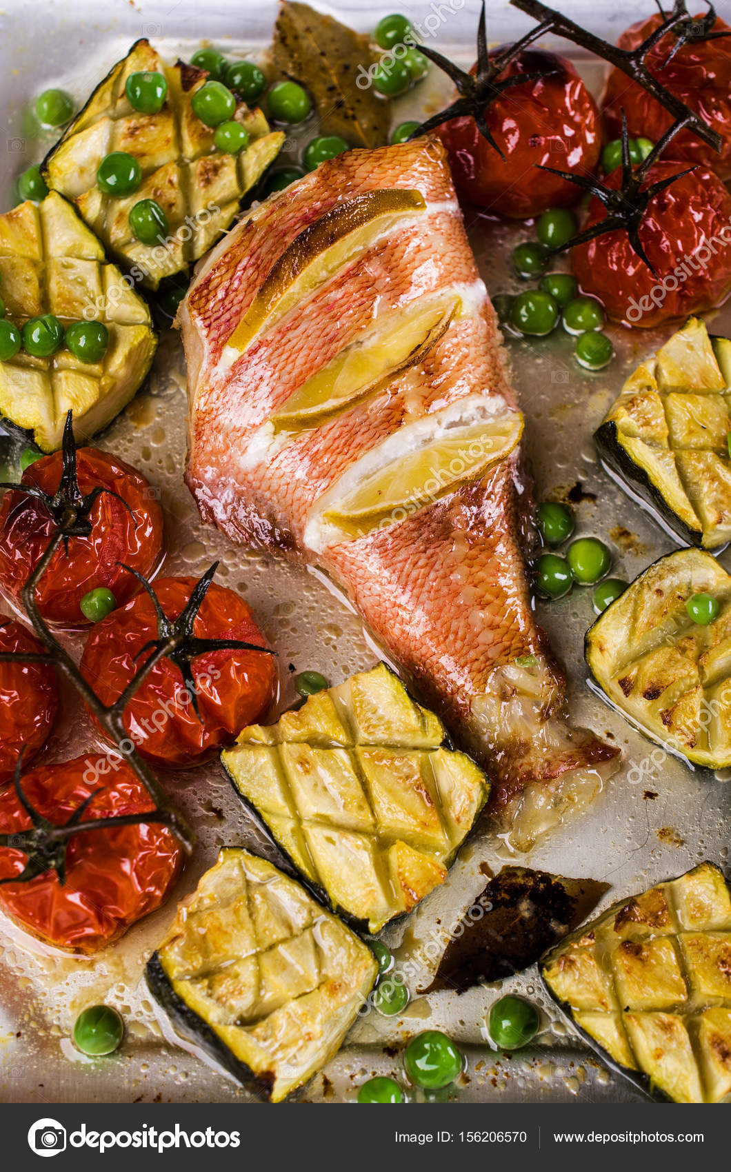 Pesce Al Forno Con Verdure Foto Stock Shusha 156206570