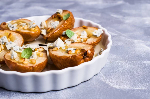 Baked pears with nuts