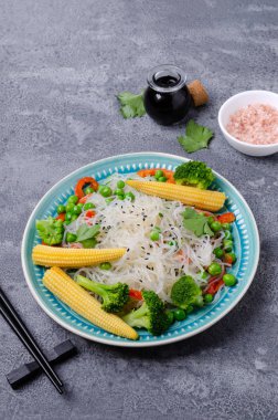 Geleneksel karıştırılmış sebzeli erişte.