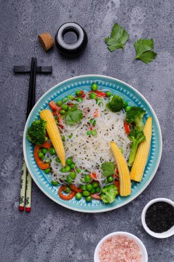 Geleneksel karıştırılmış sebzeli erişte.