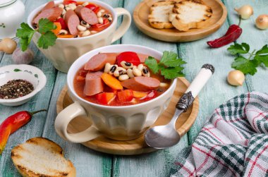 Sosisli fasulye yahnisi.