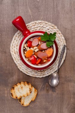 Sosisli fasulye yahnisi.