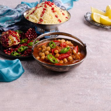 Nohut ve kuskus ile haşlanmış sebze.