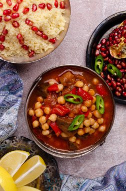 Nohut ve kuskus ile haşlanmış sebze.