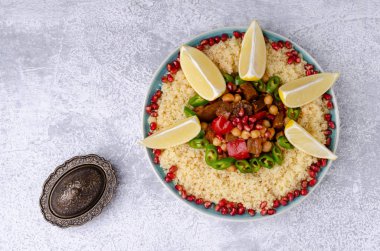 Nohut ve kuskus ile haşlanmış sebze.