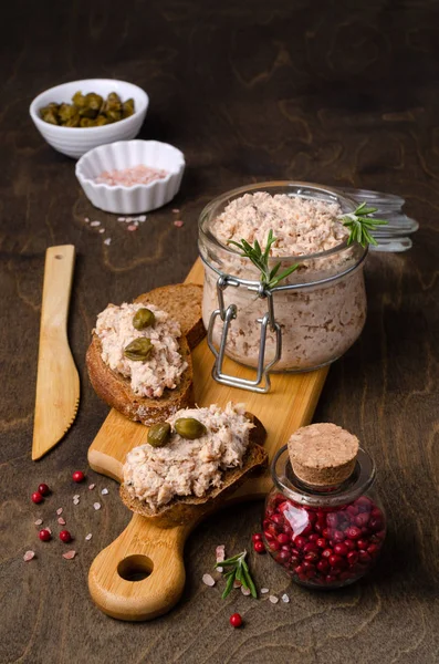 Vis paté met kappertjes — Stockfoto