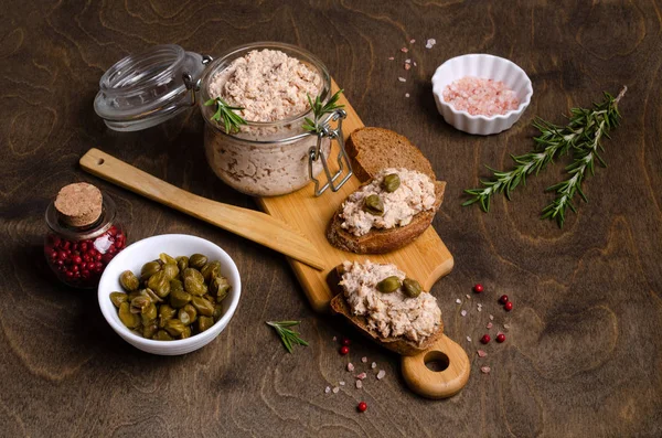 Vis paté met kappertjes — Stockfoto