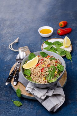 Quinoa salata sebze ile