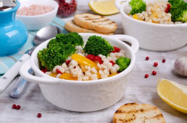 Sebzeli sıcak inci salatası.