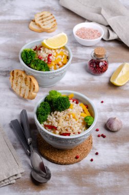 Sebzeli sıcak inci salatası.