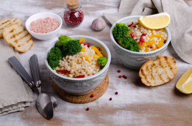 Sebzeli sıcak inci salatası.