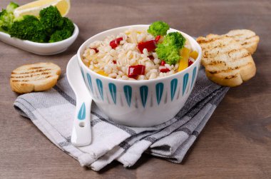 Sebzeli sıcak inci salatası.