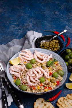 Sebzeli ve kalamar dokunaçlı kinoa.