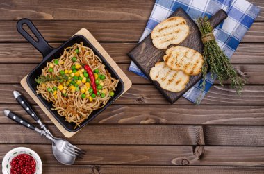 Kıymalı kızarmış makarna.