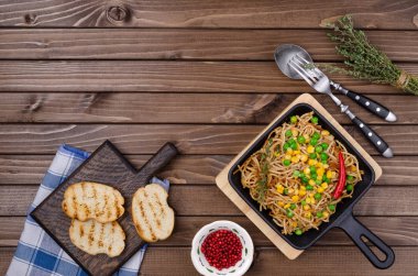 Kıymalı kızarmış makarna.