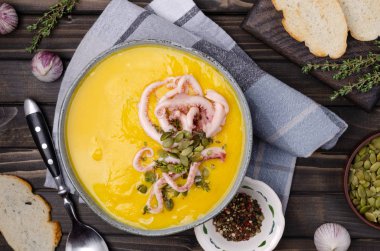 Deniz ürünleri ile sebze çorbası