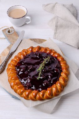 Meyve reçelli turtayı aç