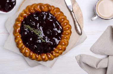 Meyve reçelli turtayı aç