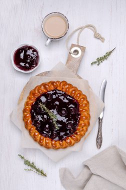 Meyve reçelli turtayı aç