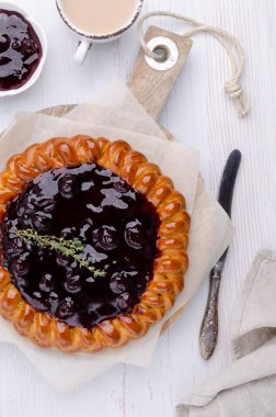 Meyve reçelli turtayı aç