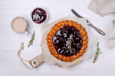 Meyve reçelli turtayı aç