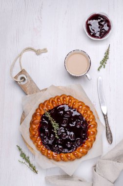 Meyve reçelli turtayı aç