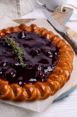 Meyve reçelli turtayı aç