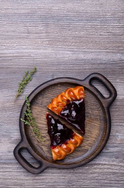 Meyve reçelli turtayı aç