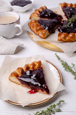 Meyve reçelli turtayı aç