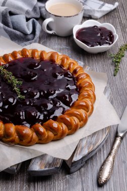 Meyve reçelli turtayı aç