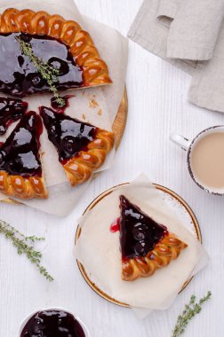 Meyve reçelli turtayı aç