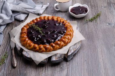 Meyve reçelli turtayı aç