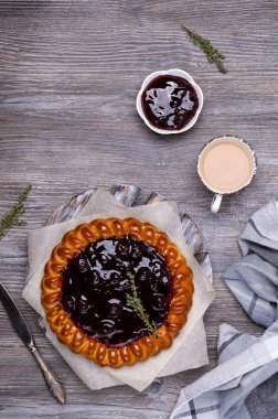 Meyve reçelli turtayı aç