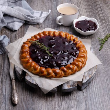 Meyve reçelli turtayı aç