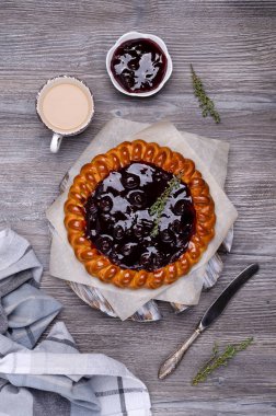 Meyve reçelli turtayı aç