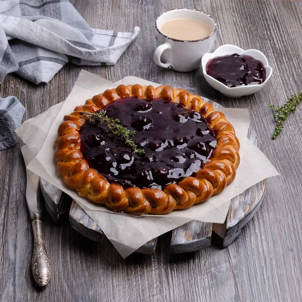 Meyve reçelli turtayı aç